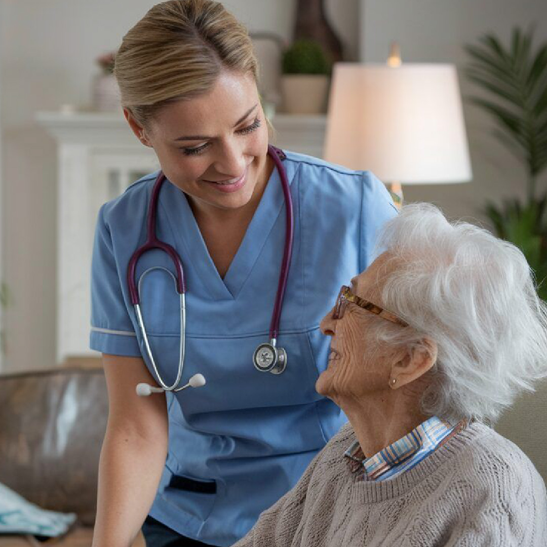 Profesional de Endom Salud junto a paciente
